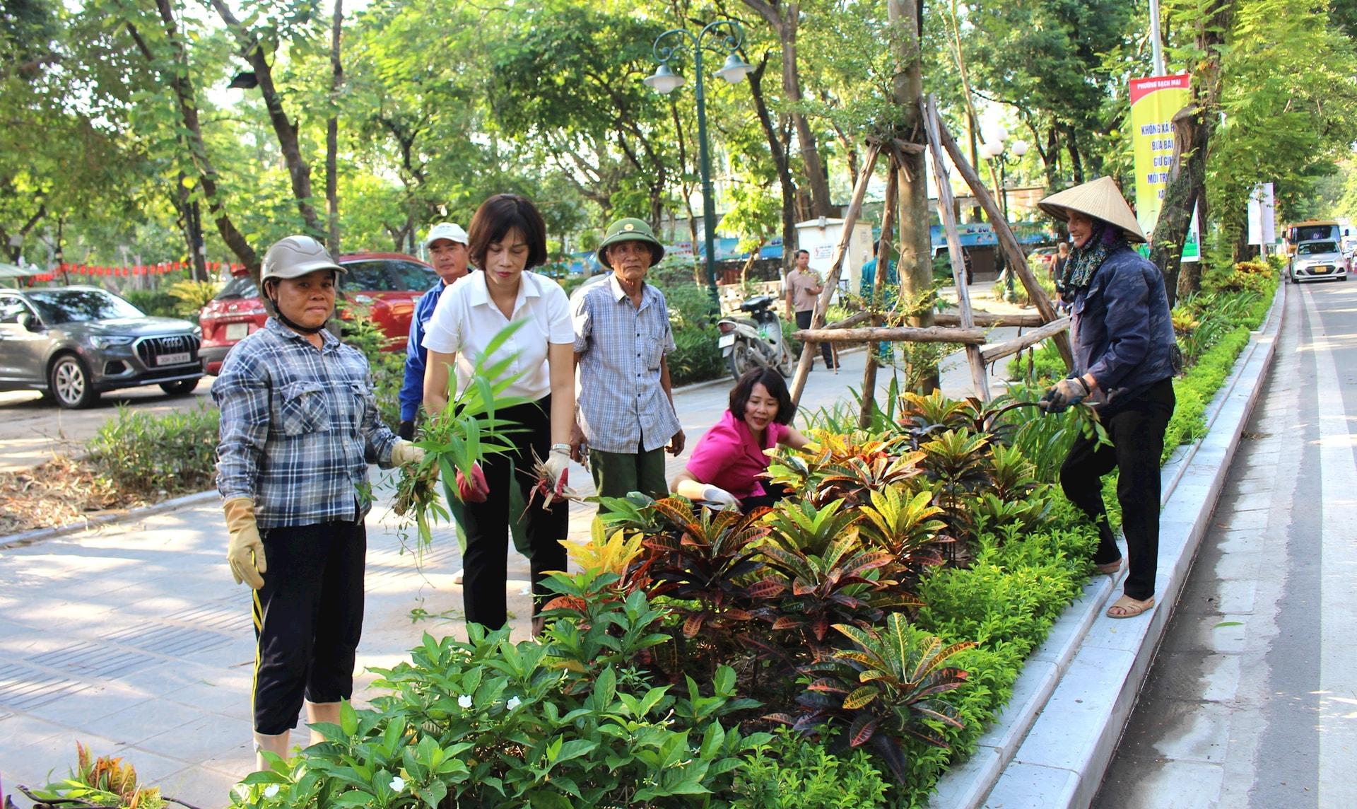 Lãnh đạo phường Bạch Mai cùng các tầng lớp nhân dân vệ sinh môi trường tại Công viên Võ Thị Sáu. Ảnh: ĐH