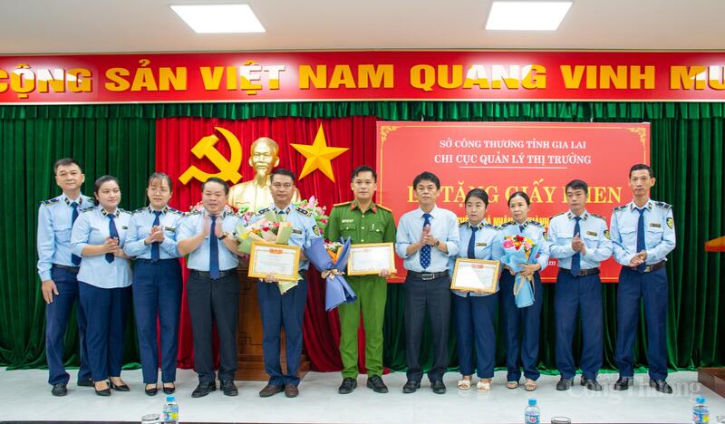 Tặng giấy khen cho 1 tập thể và 2 cá nhân có thành tích xuất sắc trong công tác phòng, chống buôn lậu, gian lận thương mại và hàng giả. Ảnh: Tấn Phát