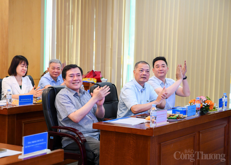 Thứ trưởng Bộ Công Thương Nguyễn Sinh Nhật Tân cùng đại diện lãnh đạo các đơn vị trực thuộc Bộ Công Thương tại chương trình.