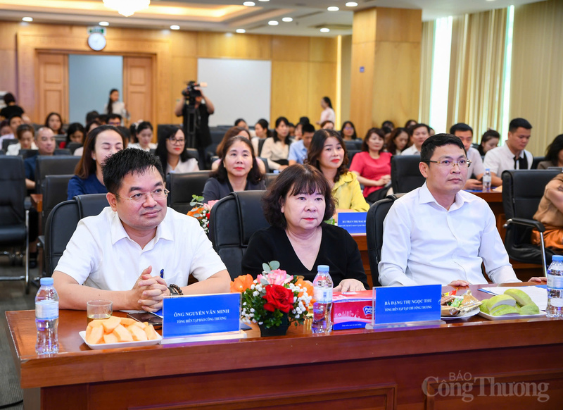 Ông Trịnh Anh Tuấn, Chủ tịch Ủy ban Cạnh tranh Quốc gia (phải); ông Nguyễn Văn Minh, Tổng Biên tập Báo Công Thương (trái) và Đặng Thị Ngọc Thu, Tổng Biên tập Tạp chí Công Thương dự chương trình.