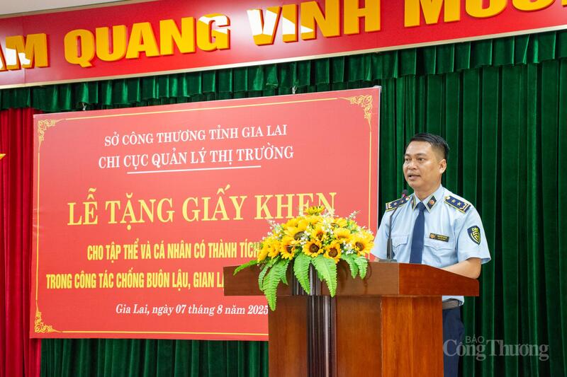 Ông Nguyễn Vũ Bi, Đội trưởng Đội Quản lý thị trường số 4 (Chi cục Quản lý thị trường tỉnh Gia Lai) phát biểu cảm ơn tại buổi lễ. Ảnh: Tấn Phát