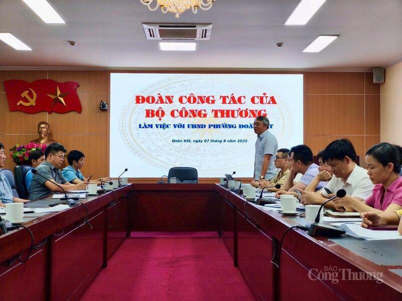 Phó Cục trưởng Cục Thương mại điện tử và Kinh tế số Hoàng Ninh trực tiếp khảo sát thực tế tại phường Đoàn Kết, tỉnh Lai Châu (Ảnh: Thu Thuỷ)