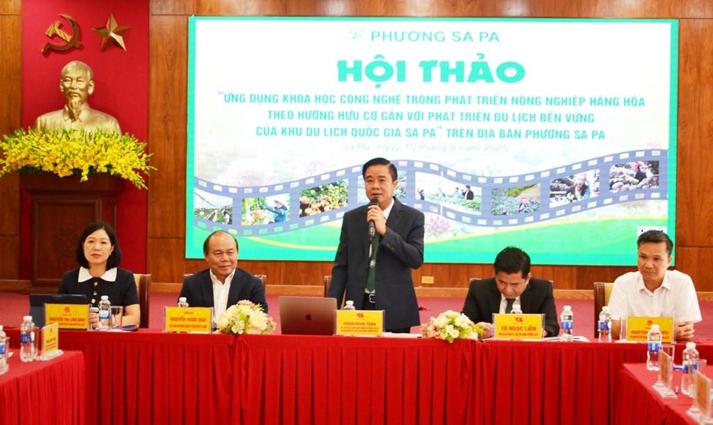 Ông Phan Đăng Toàn, Bí thư Đảng ủy phường Sa Pa phát biểu khai mạc hội thảo