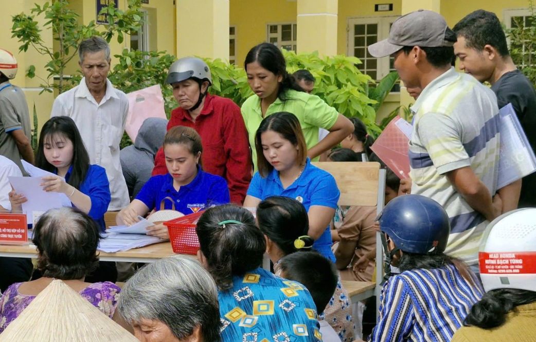 Mô hình dịch vụ hành chính công lưu động tại xã Mỹ Hương, TP Cần Thơ giúp người dân dễ dàng tiếp cận, giải quyết thủ tục hành chính. Ảnh: Thạch Hồng