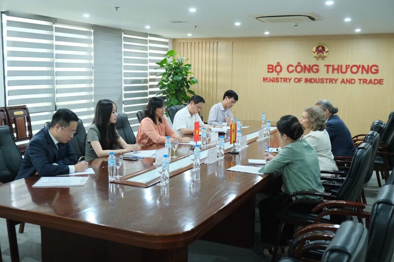 Buổi làm việc còn có sự tham dự của đại diện lãnh đạo Vụ Phát triển thị trường nước ngoài và Cục Điện lực. Ảnh: Lê An