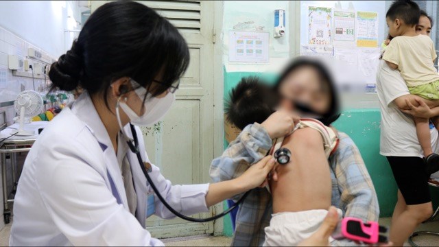 Bệnh hô hấp tấn công người dân vì thời tiết ẩm ương