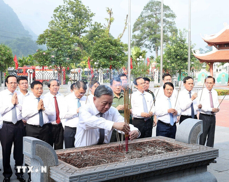 Tổng Bí thư Tô Lâm và các đại biểu dâng hương tại Khu tưởng niệm Chủ tịch Hồ Chí Minh và các vị tiền bối cách mạng, xã Tân Trào, tỉnh Tuyên Quang. Ảnh: TTXVN