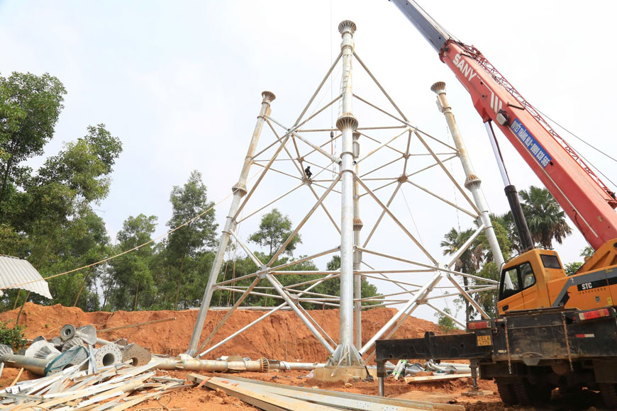 Để đưa xe cẩu 100 tấn tiếp cận vị trí thi công, đơn vị thi công phải mất tới 2 ngày di chuyển, thậm chí phải sử dụng mái ngói để chống lầy. Ảnh: Văn Đức