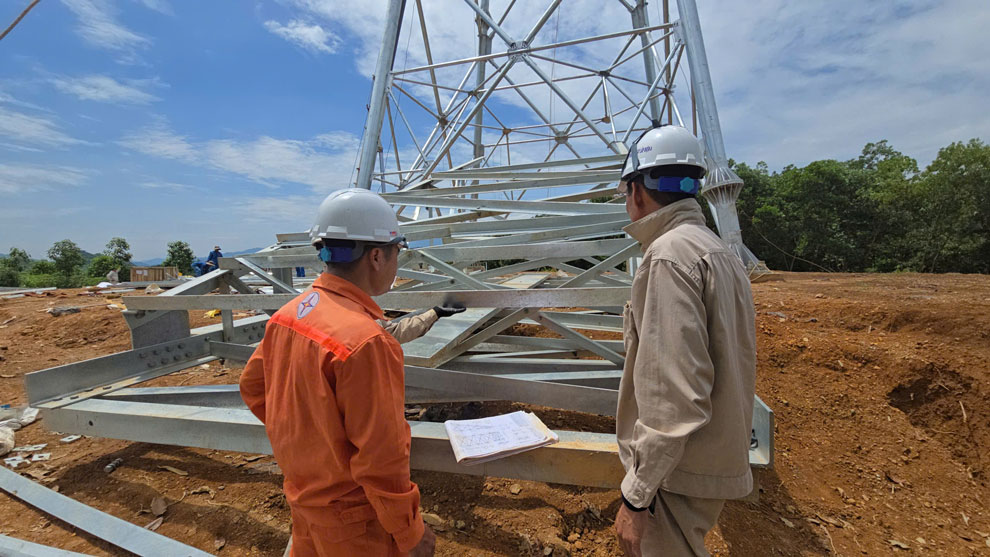 Để những thanh thép, cuộn cáp hay cột điện này đến được vị trí dựng, từng chuyến xe phải vượt lầy bất kể nắng mưa.