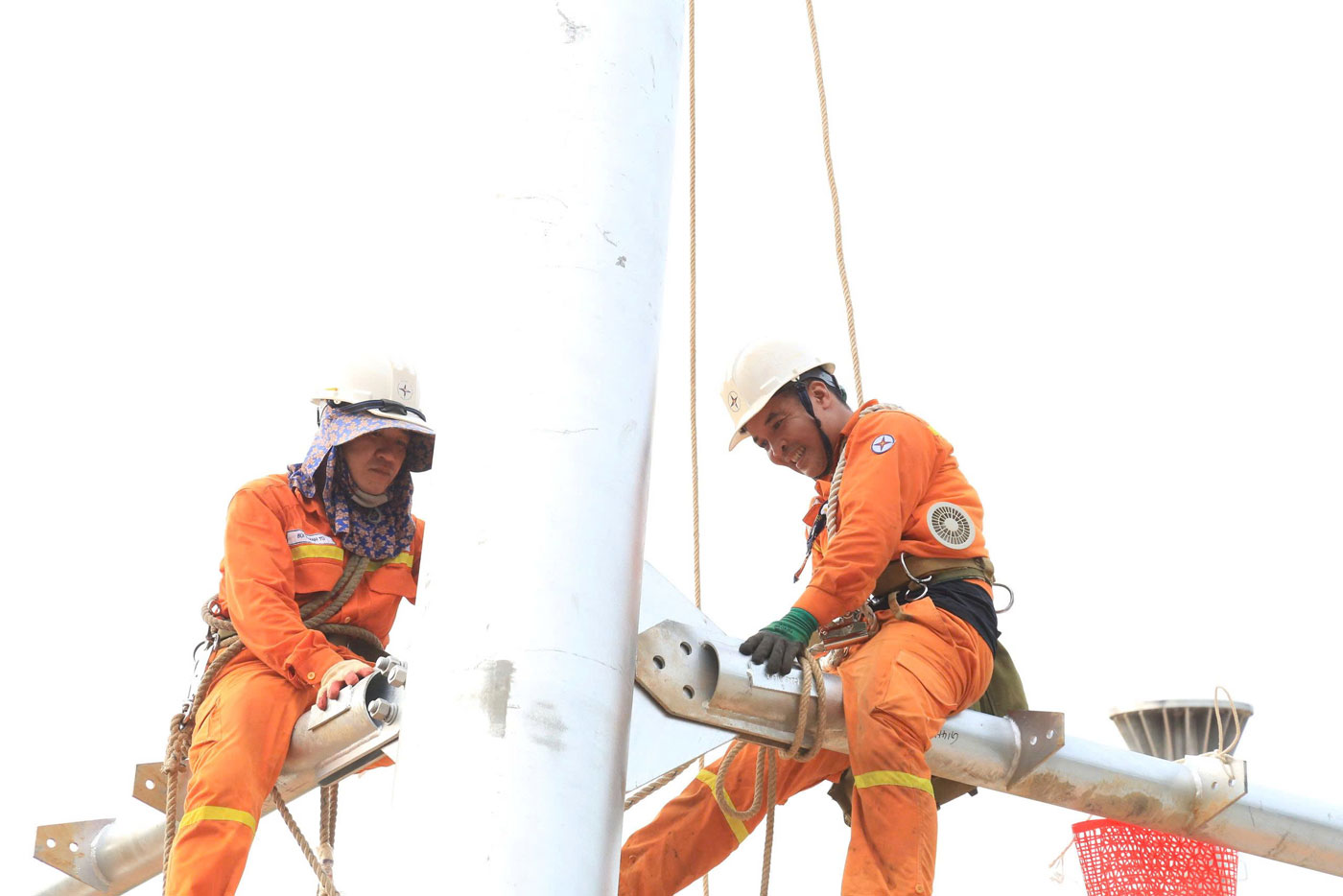 Dù trời nắng nóng trên 37 độ C, công nhân ở đây vẫn miệt mài, hăng say lao động để hoàn thành các cột móng cuối cùng đường dây 500kV Lào Cai – Vĩnh Yên. Ảnh: Văn Đức