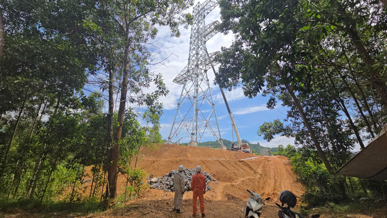 Theo chia sẻ của đơn vị thi công, có ngày 36 đầu xe vận chuyển hơn 300 tấn cột. Địa hình này thì cứ mưa là lở nên đơn vị phải bố trí máy xúc đi trước, vừa mở đường vừa sửa đường.