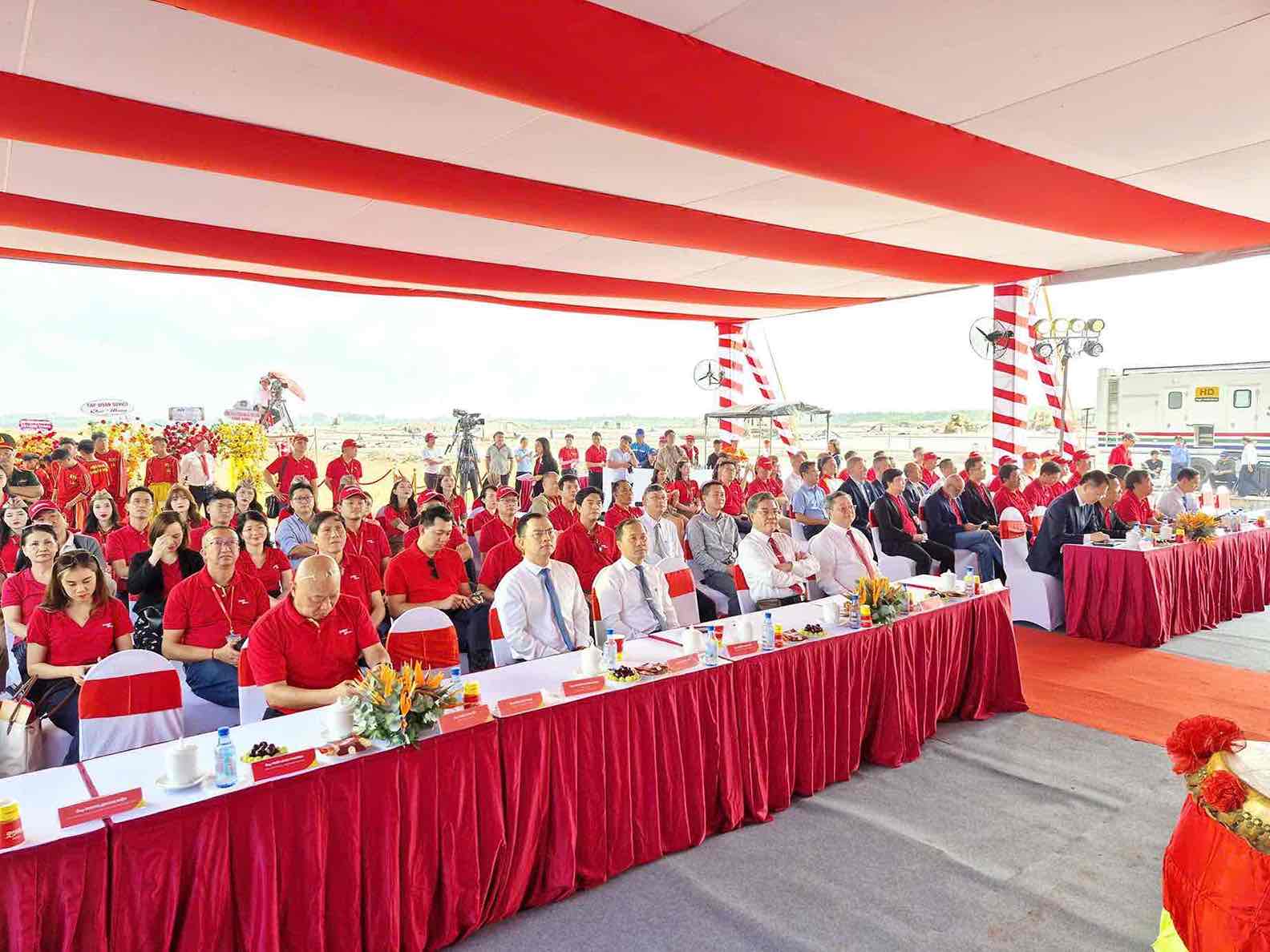 Các đại biểu dự lễ khởi công Trung tâm Kỹ thuật bảo dưỡng tàu bay (Hangar số 3 và số 4) tại sân bay Long Thành. Ảnh: HAC