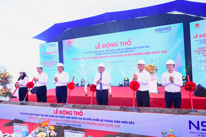 Bộ trưởng Nguyễn Hồng Diên và các đại biểu thực hiện nghi thức động thổ. Ảnh: Cấn Dũng