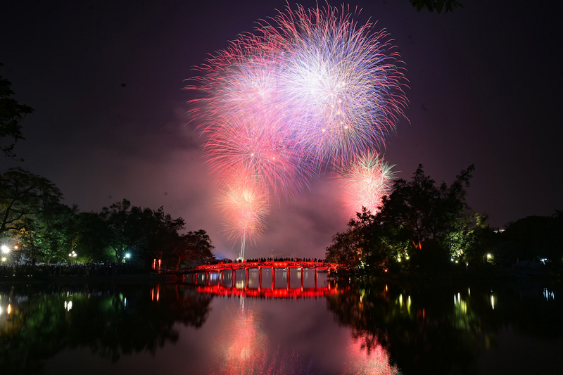 Các màn pháo hoa tại Hà Nội, bao gồm Hồ Hoàn Kiếm, Công viên Thống Nhất, Hồ Tây, Hồ Văn Quán, Sân vận động Mỹ Đình sẽ khiến bầu trời rực sáng. Ảnh minh hoạ