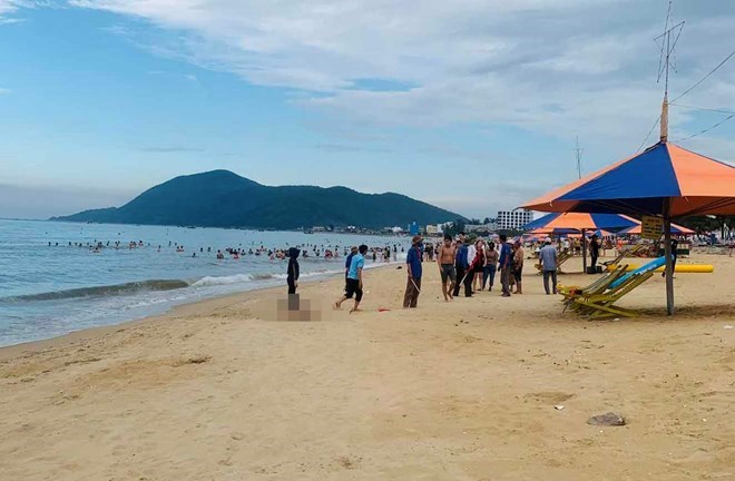 Tắm biển, cụ ông 79 tuổi đột quỵ tử vong