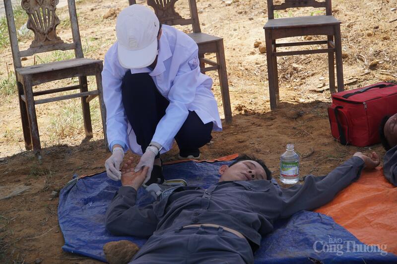 Sơ cứu cho 2 nhân viên vận hành hít phải khí Clo