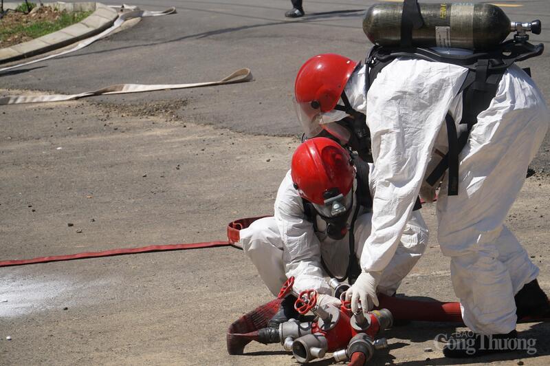 Các lực lượng trong Ban chỉ đạo cơ động đến hiện trường tham gia khắc phục sự cố