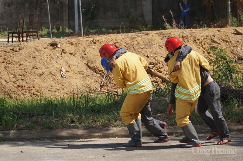 Khi nhận được thông tin Quản đốc nhà máy nước Cầu Đỏ cho cắt điện cục bộ khu vực nhà chứa Clo. Tập hợp các lực lượng trong ca làm việc để đến hỗ trợ xử lý sự cố