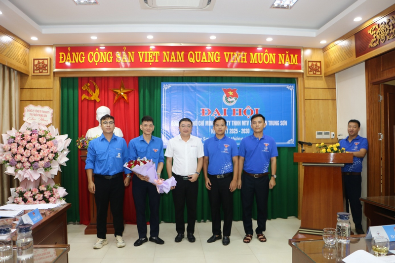 Đồng chí Đào Xuân Đức - Uỷ viên BCH Đảng uỷ Công ty tặng hoa chúc mừng BCH đoàn Thanh niên nhiệm kỳ 2025-2030