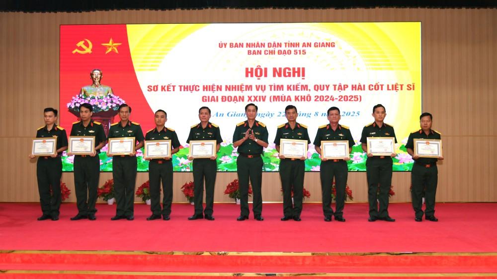 UBND tỉnh cũng tặng bằng khen cho 5 tập thể và 12 cá nhân vì đã có thành tích xuất sắc trong công tác tìm kiếm, quy tập hài cốt liệt sĩ giai đoạn XXIV (mùa khô 2024 – 2025). Ảnh: Phương Vũ