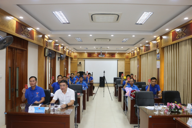 Các đại biểu biểu quyết thông qua nghị quyết Đại hội Đoàn lần thứ V.