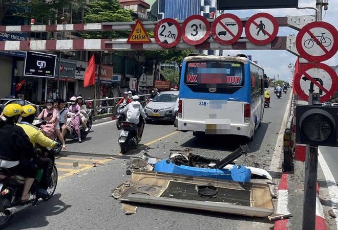 Xe khách lại mắc kẹt trên cầu vượt Tây Sơn, tài xế bị phạt nặng
