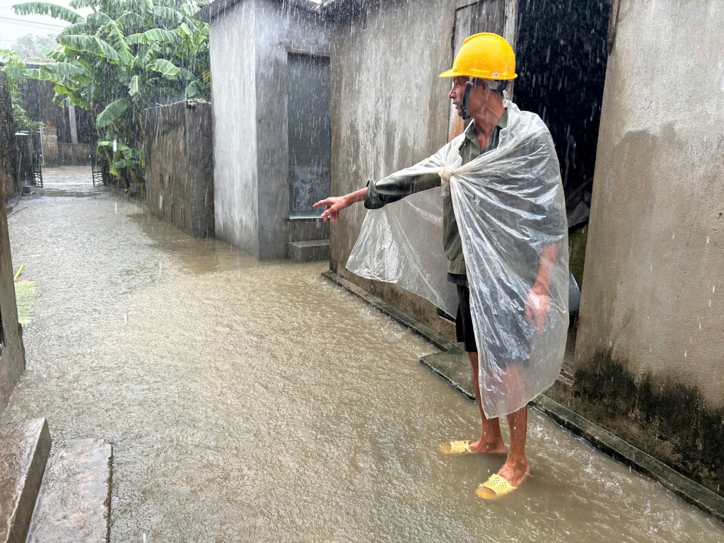 Theo nhiều người dân từ sáng sớm mưa lớn, nước tràn vào nhà gây ngập sâu một số khu vực (Ảnh CTV) Theo nhiều người dân từ sáng sớm mưa lớn, nước tràn vào nhà gây ngập sâu một số khu vực (Ảnh CTV)