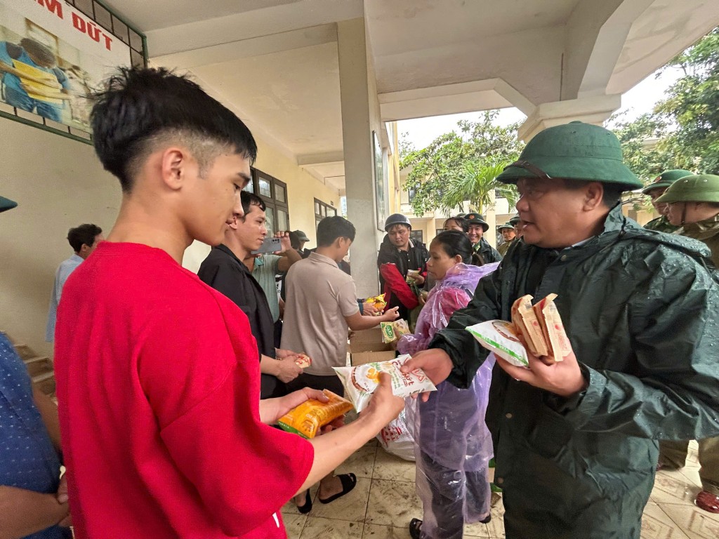 Chủ tịch UBND tỉnh Quảng Trị Trần Phong cùng đoàn công tác đã trực tiếp đến trường THCS Quảng Đông, nơi hàng trăm người dân đang sơ tán (Ảnh CTV) Chủ tịch UBND tỉnh Quảng Trị Trần Phong cùng đoàn công tác đã trực tiếp đến trường THCS Quảng Đông, nơi hàng trăm người dân đang sơ tán (Ảnh CTV)