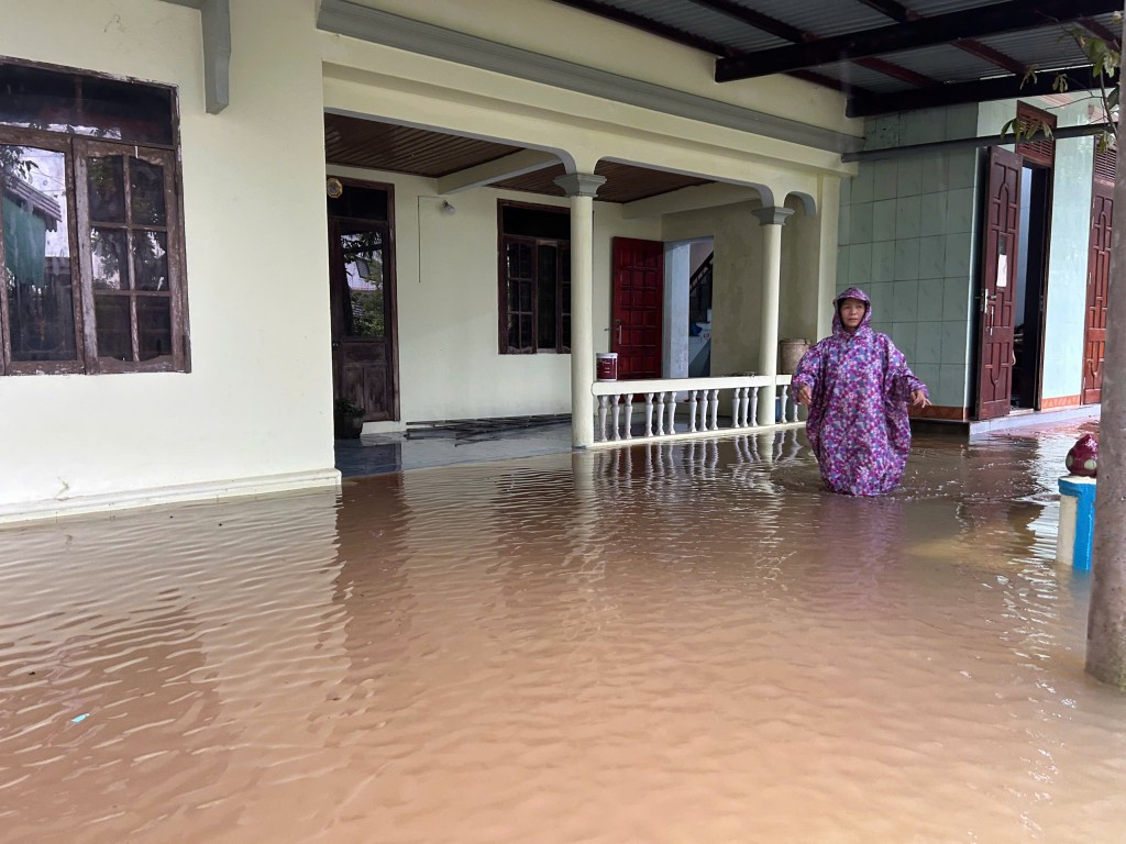 Tại xã Phú Trạch (giáp ranh tỉnh Hà Tĩnh), mưa trắng trời nhiều giờ liền khiến nước sông Loan dâng cao Tại xã Phú Trạch (giáp ranh tỉnh Hà Tĩnh), mưa trắng trời nhiều giờ liền khiến nước sông Loan dâng cao