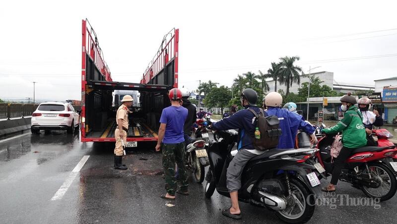Trong quá trình điều tiết giao thông, Trung tá Nguyễn Minh Phong đã phát hiện 1 chiếc xe tải chuyên dụng chở ô tô và nhanh trí đề nghị chủ phương tiện hỗ trợ xe máy qua đoạn ngập