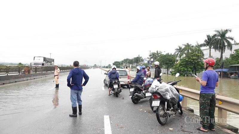 Chiều Nam - Bắc, xe máy không thể lưu thông, nhiều phương tiện đành ngồi chờ nước rút