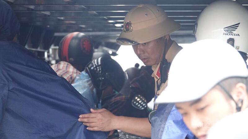 Số lượng xe máy quá lớn, chiến sĩ cảnh sát giao thông len lỏi để sắp xếp xe ngay ngắn, đảm bảo xếp được nhiều xe nhất có thể