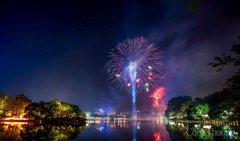 Bầu trời thủ đô rực rỡ sắc màu pháo hoa chào mừng ngày đại lễ.