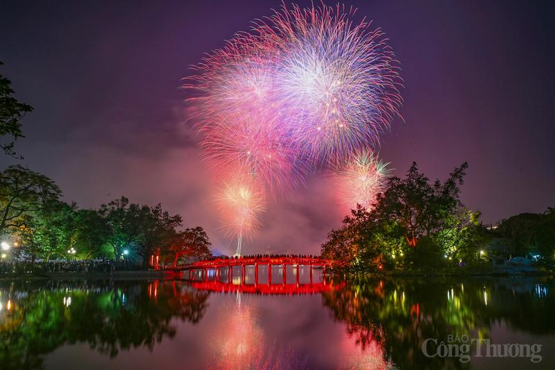 Đúng 21h, đồng loạt các điểm bắn pháo hoa đều khai hoả.