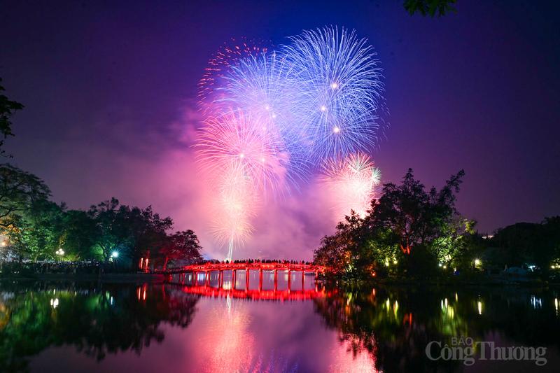 Tối 2/9, tại nhiều khu vực ở Thủ đô Hà Nội đã đồng loạt tổ chức bắn pháo hoa chào mừng 80 năm Cách mạng Tháng Tám và Quốc khánh 2/9.
