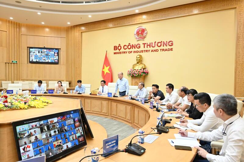 Hội nghị giao ban xúc tiến thương mại với hệ thống Thương vụ Việt Nam ở nước ngoài tháng 8 diễn ra sáng 9/9. Ảnh: Cấn Dũng