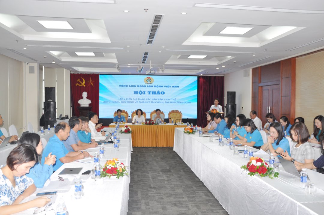 Toàn cảnh hội thảo lấy ý kiến dự thảo các văn bản thay thế quyết định, quy định về quản lý tài chính, tài sản công đoàn. Ảnh: Bảo Hân