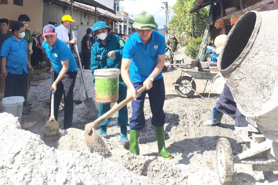 Đại biểu và người dân tham gia khởi công công trình.Ảnh: MTTQ Tuyên Quang.
