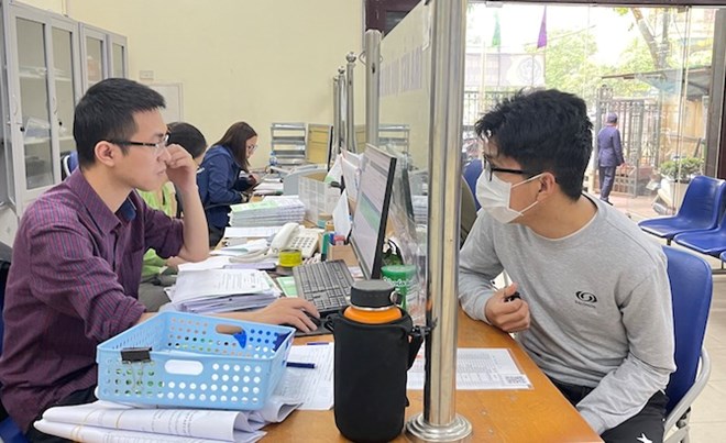 Mổ 2 mắt cận có được hưởng BHXH theo diện ốm đau không?