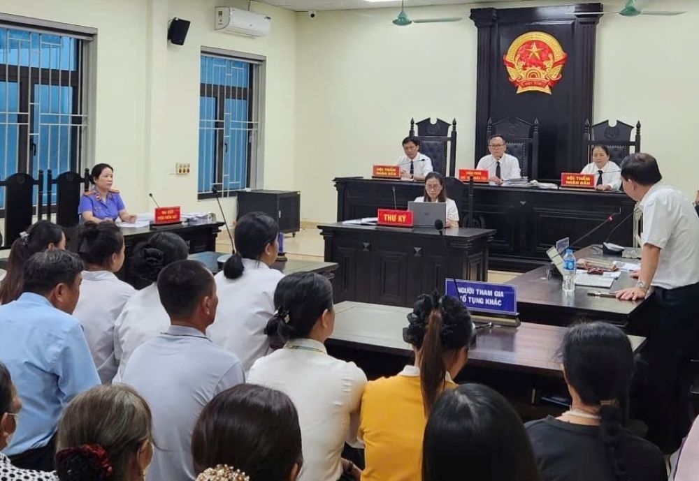Phiên tòa xét xử sơ thẩm các nữ sinh đánh hội đồng bạn dã man diễn ra vào ngày 25.8 vừa qua. Ảnh: Đức Tài