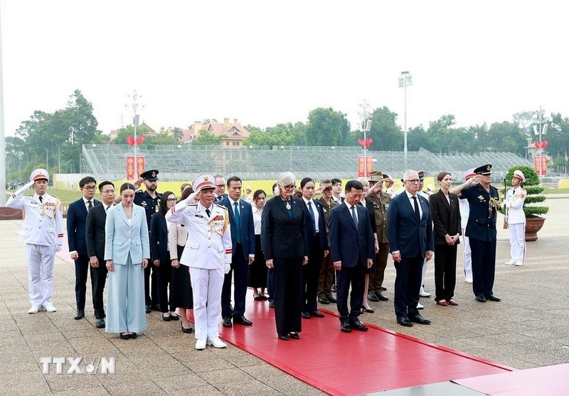 Toàn quyền Australia Sam Mostyn và Phu quân cùng Đoàn đại biểu Australia đến đặt vòng hoa và vào Lăng viếng Chủ tịch Hồ Chí Minh. Ảnh: Tuấn Anh/TTXVN