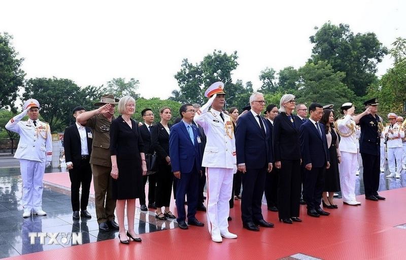 Toàn quyền Australia Sam Mostyn và Phu quân cùng đoàn đại biểu Australia tại Đài tưởng niệm các Anh hùng liệt sỹ trên đường Bắc Sơn, Hà Nội. (Ảnh: Tuấn Anh/TTXVN)