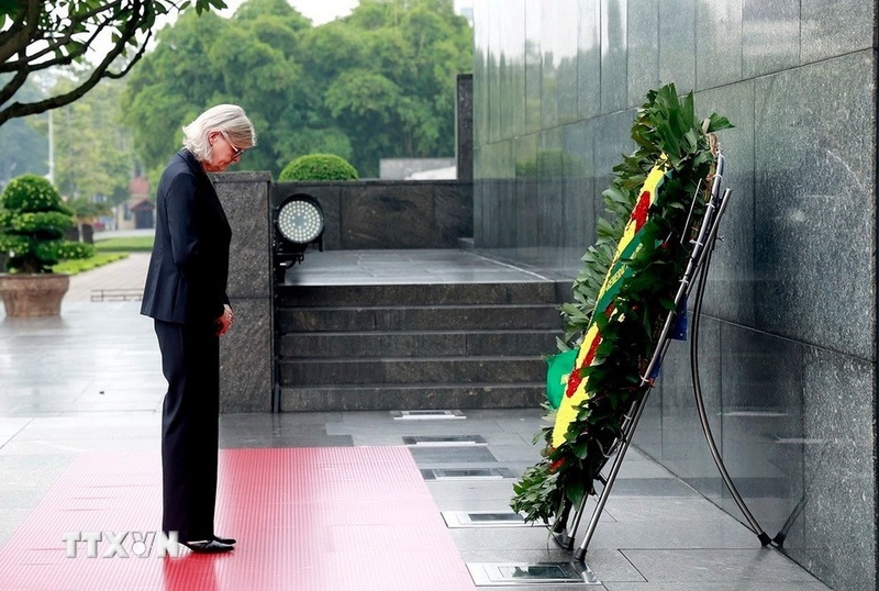 Toàn quyền Australia Sam Mostyn đặt vòng hoa tại Lăng Chủ tịch Hồ Chí Minh. Ảnh: Tuấn Anh/TTXVN