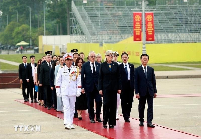 Toàn quyền Australia Sam Mostyn và Phu quân cùng Đoàn đại biểu Australia vào Lăng viếng Chủ tịch Hồ Chí Minh. Ảnh: Tuấn Anh/TTXVN