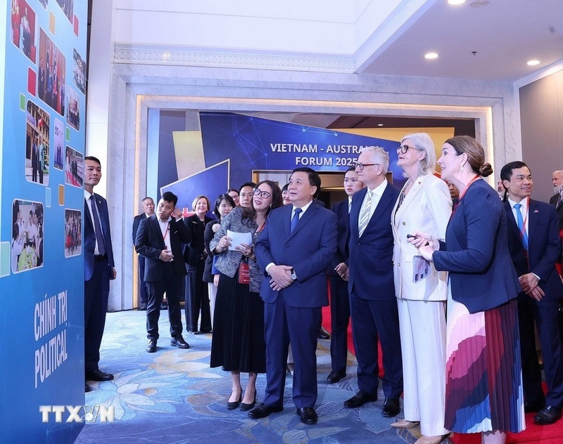 GS.TS Nguyễn Xuân Thắng và Toàn quyền Australia Sam Mostyn tham quan khu trưng bày tại Diễn đàn. Ảnh: Văn Điệp/TTXVN.