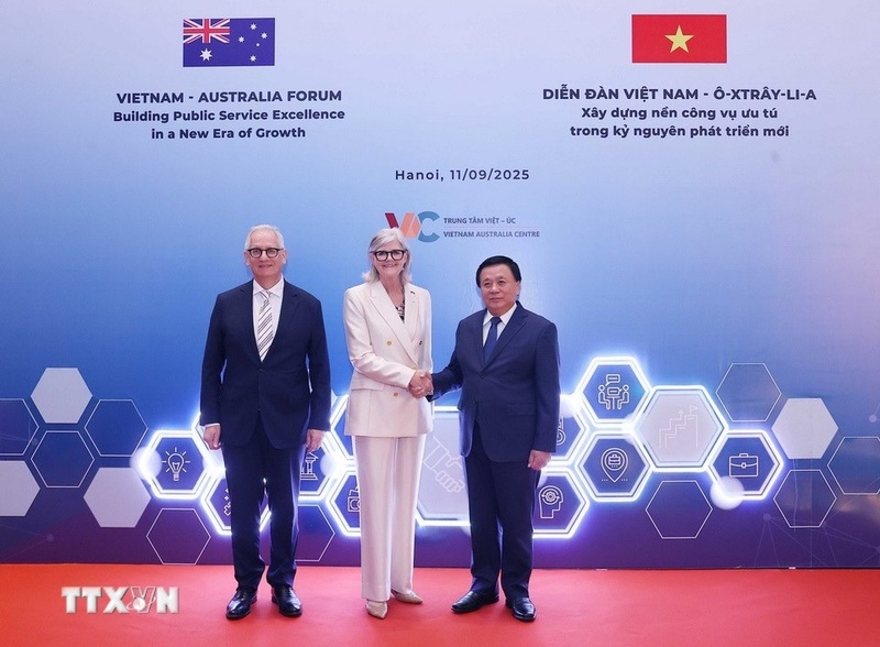 GS.TS Nguyễn Xuân Thắng với Toàn quyền Australia Sam Mostyn và Phu quân tại Diễn đàn Việt Nam - Australia 2025. Ảnh: Văn Điệp/TTXVN.