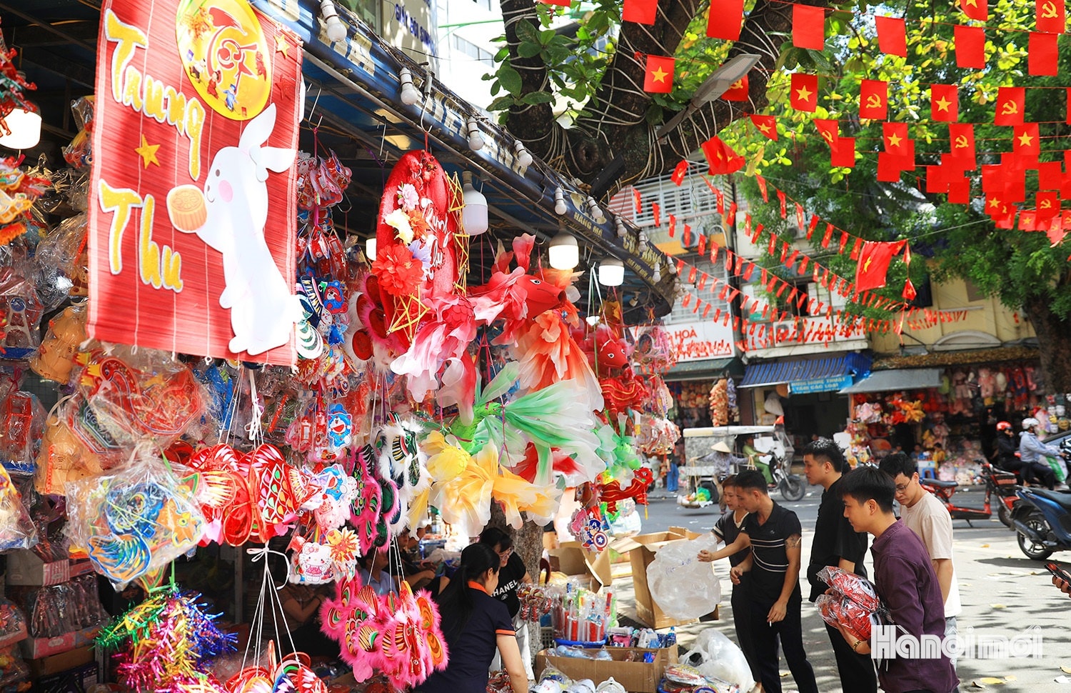 W_trung-thu-som-tren-pho-hang-ma-2.jpg