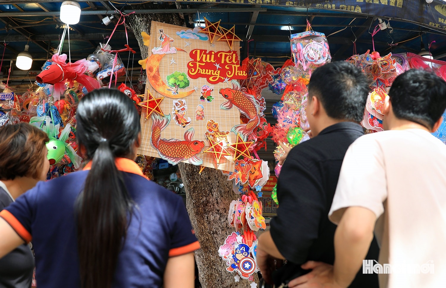 W_trung-thu-som-tren-pho-hang-ma-7.jpg