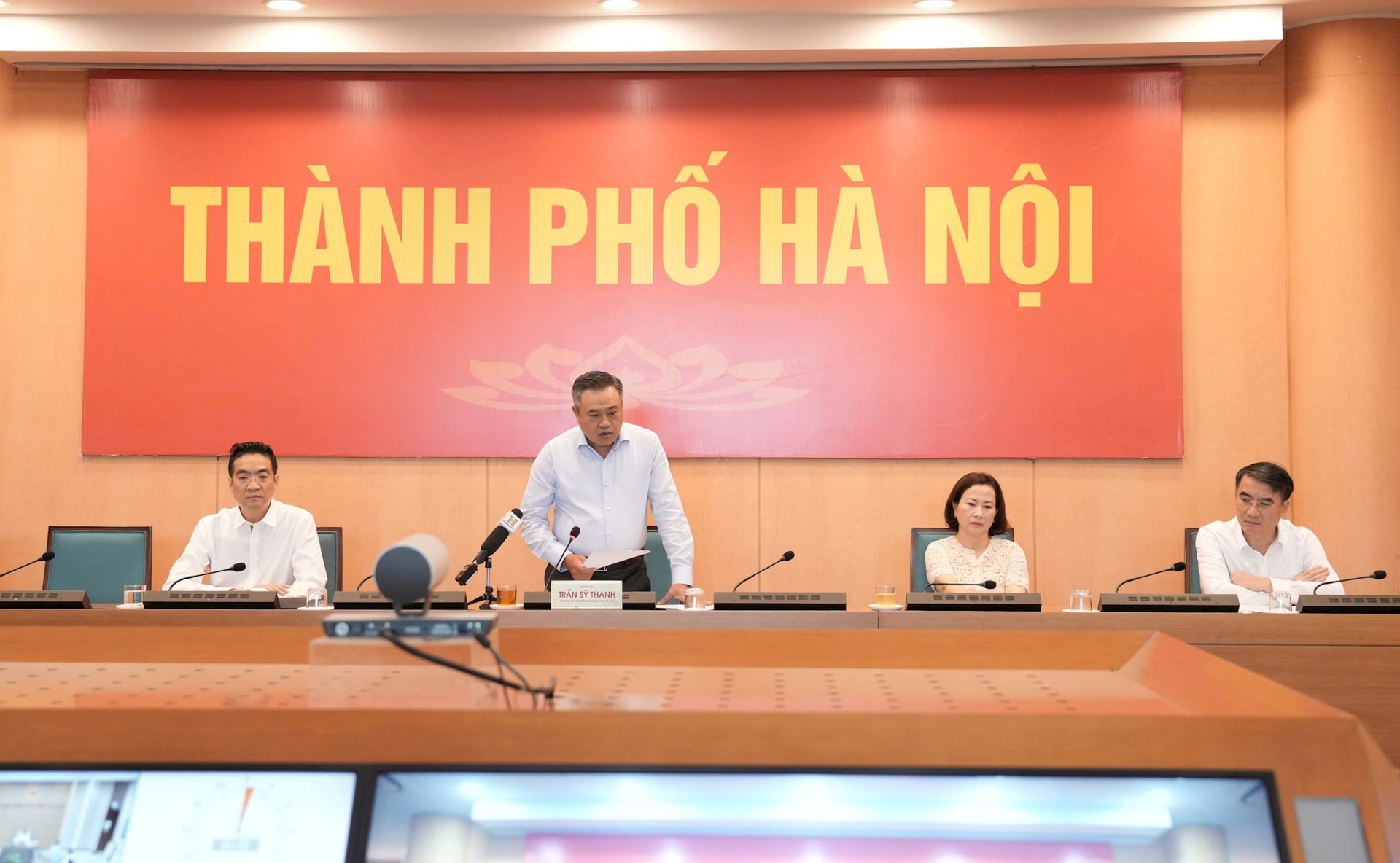 Chủ tịch UBND thành phố Hà Nội Trần Sỹ Thanh phát biểu tại điểm cầu Hà Nội. Ảnh: Đình Hiệp