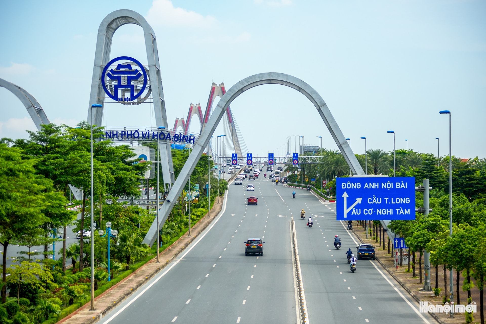 Sở Xây dựng Hà Nội thông báo gia hạn thời gian điều chỉnh tổ chức giao thông trên cầu Nhật Tân và đường dẫn lên cầu, để phục vụ thi công giá long môn và hàng rào phân làn phương tiện.